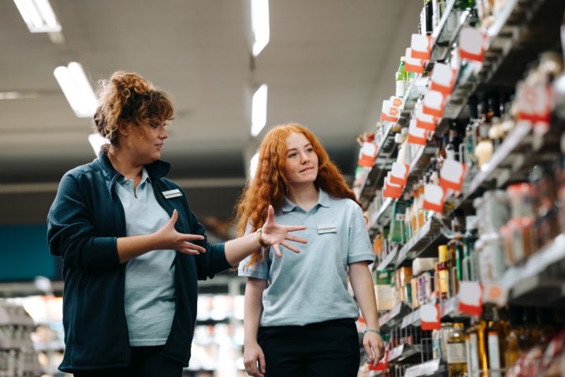 Gesprek Met Medewerker Shutterstock 1902543085